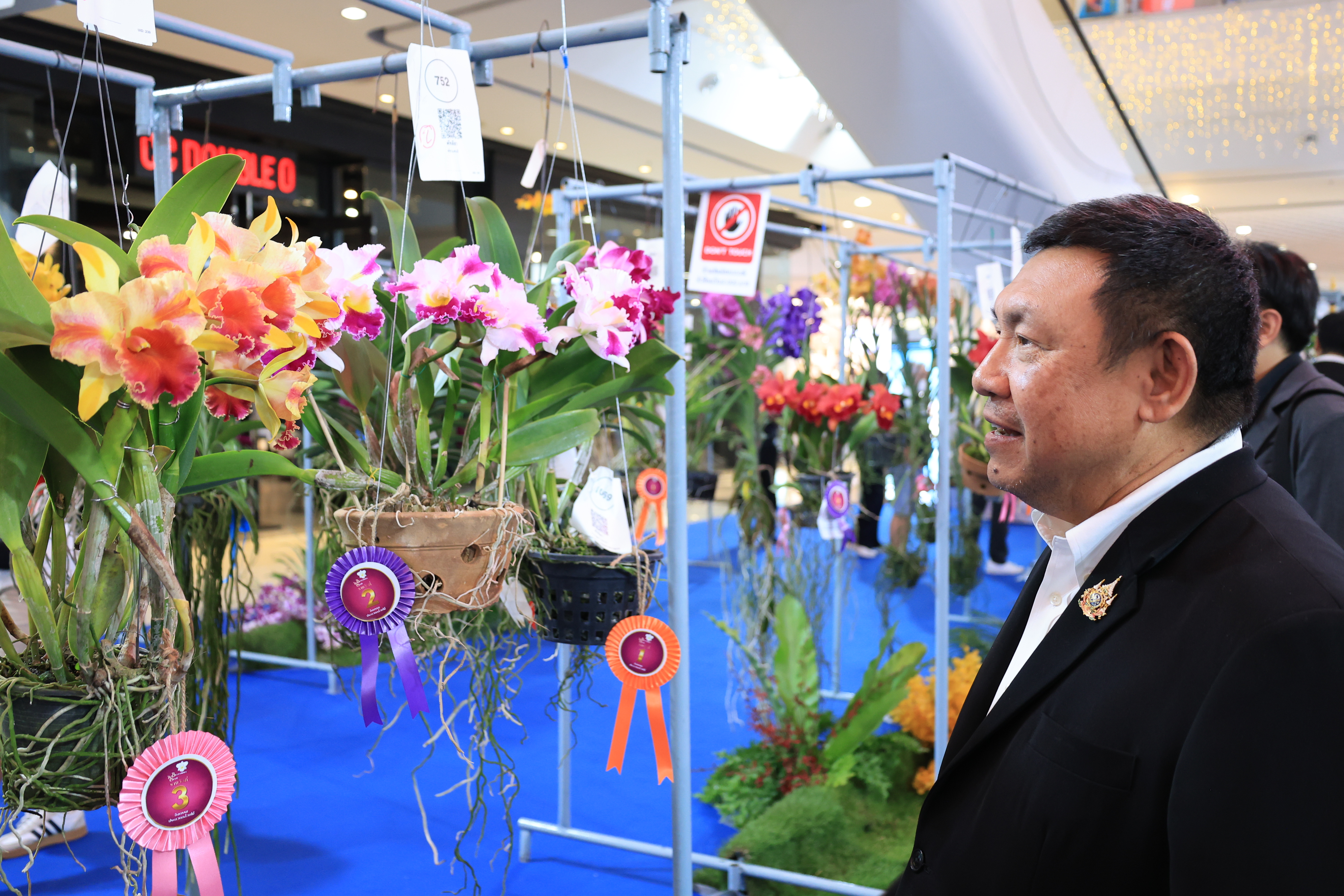 title - เลขาธิการ ส.ป.ก. ร่วมเป็นเกียรติในพิธีเปิดวันกล้วยไม้แห่งชาติ ณ ห้างสรรพสินค้าเซ็นทรัลเวสต์เกต 